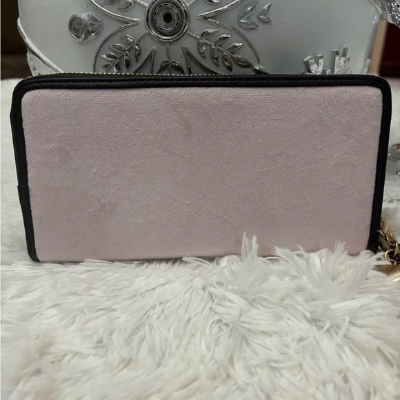 Juicy Couture NWT pink Blush Wallet with Gold Chain - Picture 2 of 9